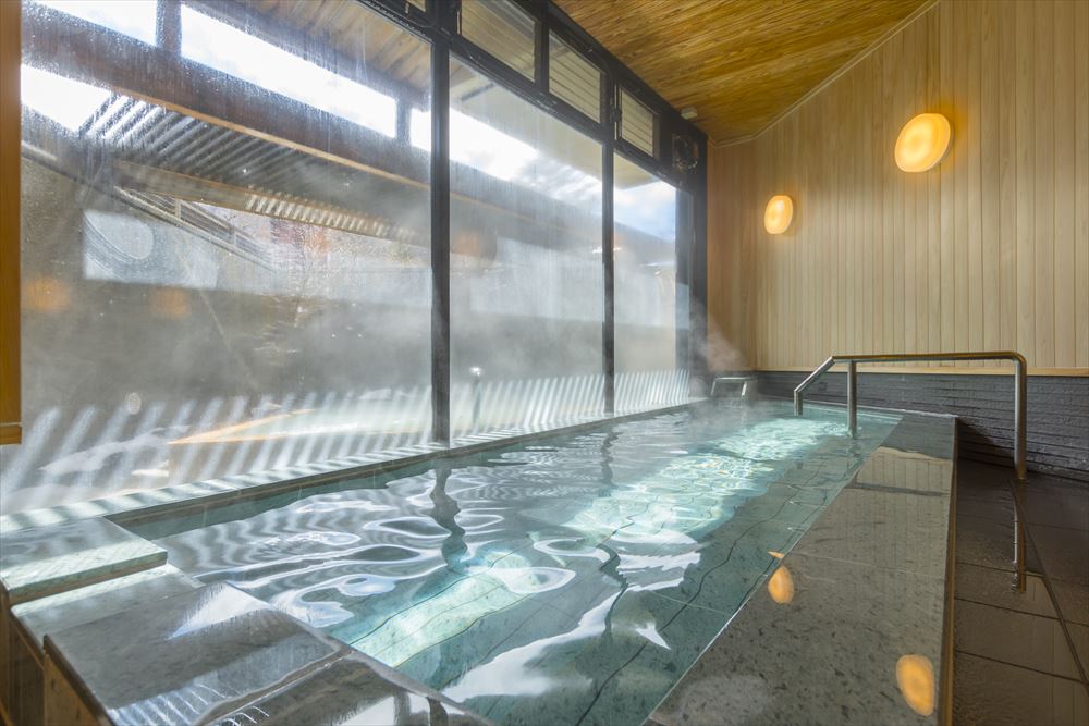 Nikko Chuzenji-ko Onsen Hotel Hana-An_In the large communal bath, enjoy pure alkaline hot spring waters, soft on the skin with no irritation.